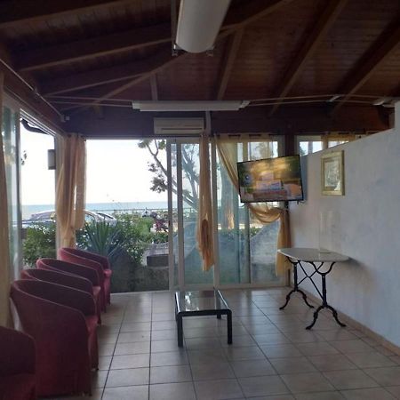 Room In Bb - Spacious Double Room Beside The Sea Pineto Exterior photo