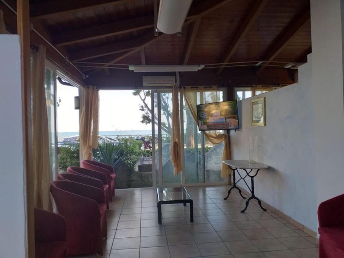 Room In Bb - Spacious Double Room Beside The Sea Pineto Exterior photo