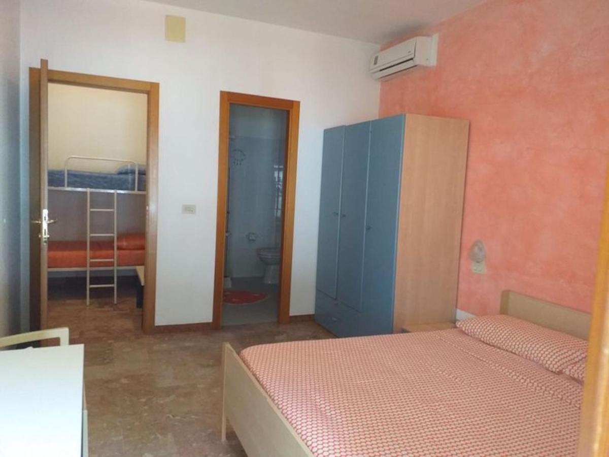 Room In Bb - Spacious Double Room Beside The Sea Pineto Exterior photo