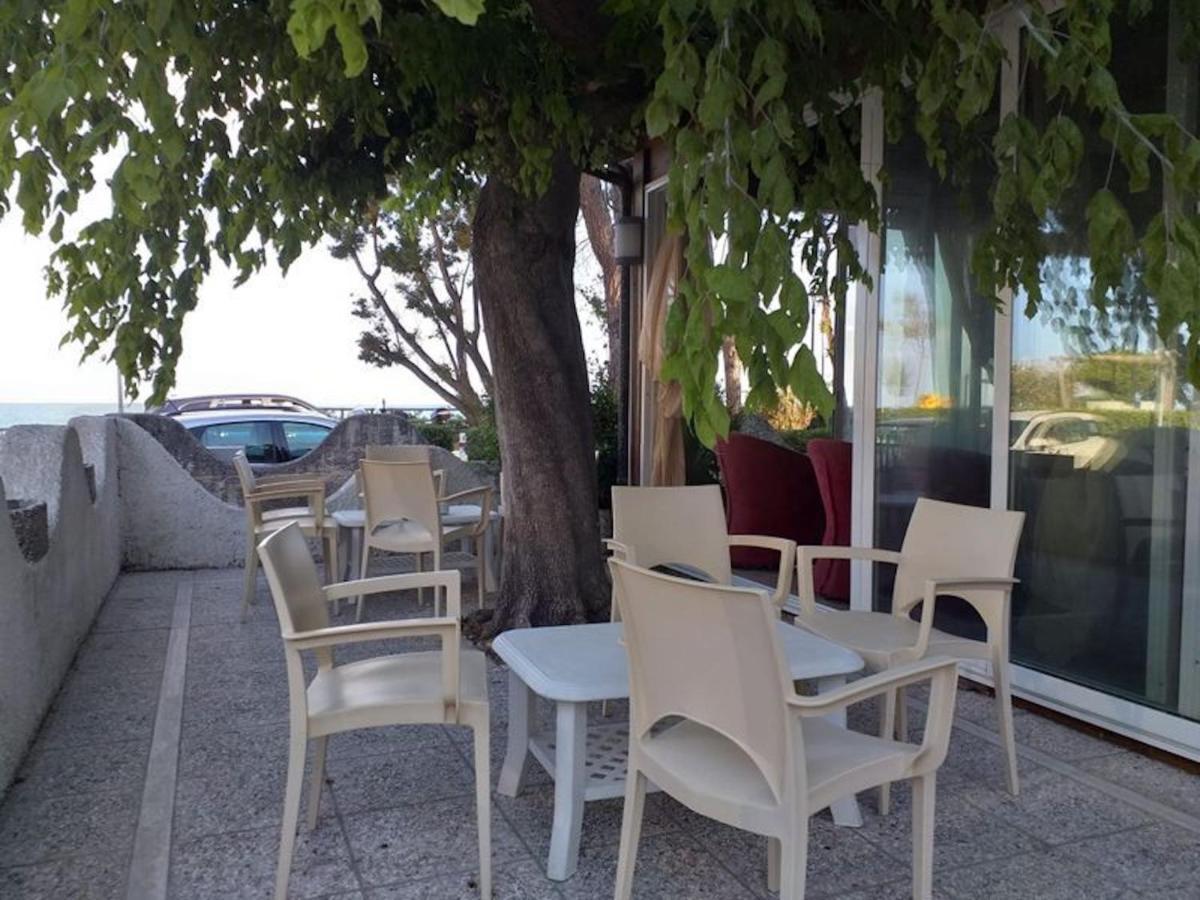 Room In Bb - Spacious Double Room Beside The Sea Pineto Exterior photo