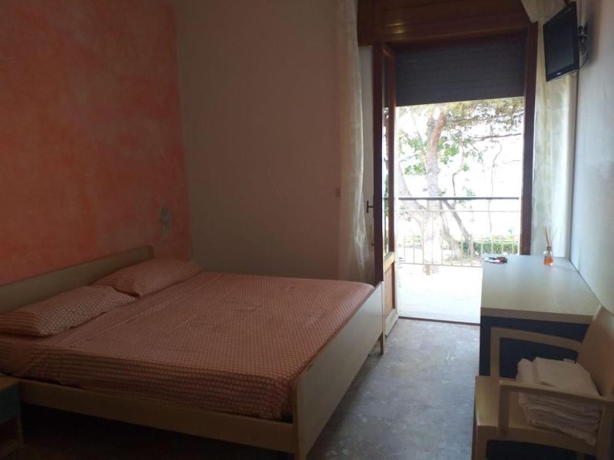 Room In Bb - Spacious Double Room Beside The Sea Pineto Exterior photo